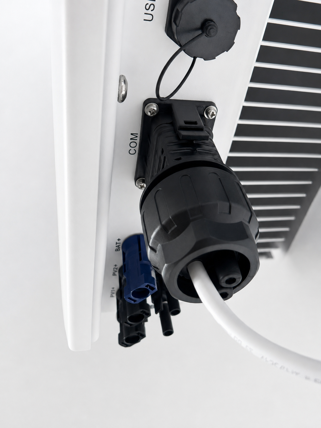 Sort COM-stik på undersiden af Growatt inverter