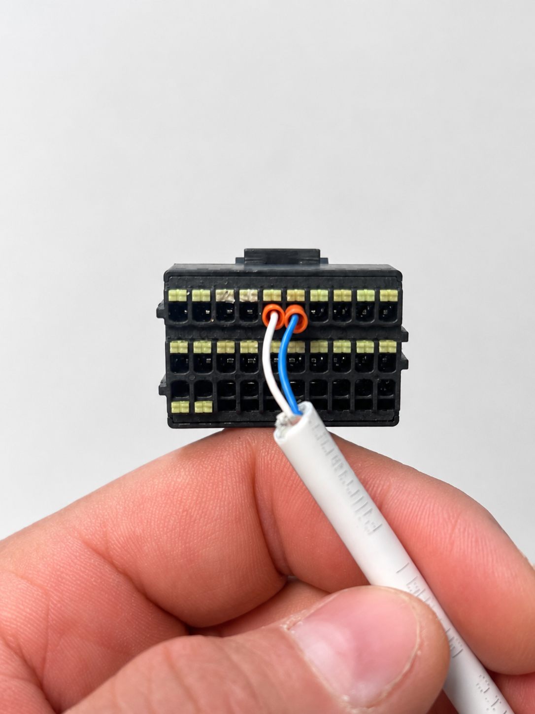 Growatt COM-stik med smartmeter monteret i pin 5 og 6